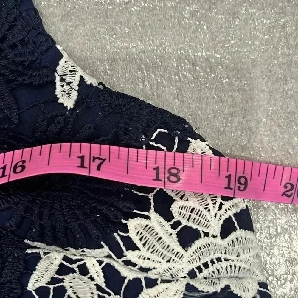 ❤️2/$30❤️[M]Banana Republic Cotton Floral  Laced Overlay V Neck Tank Top - Picture 6 of 7